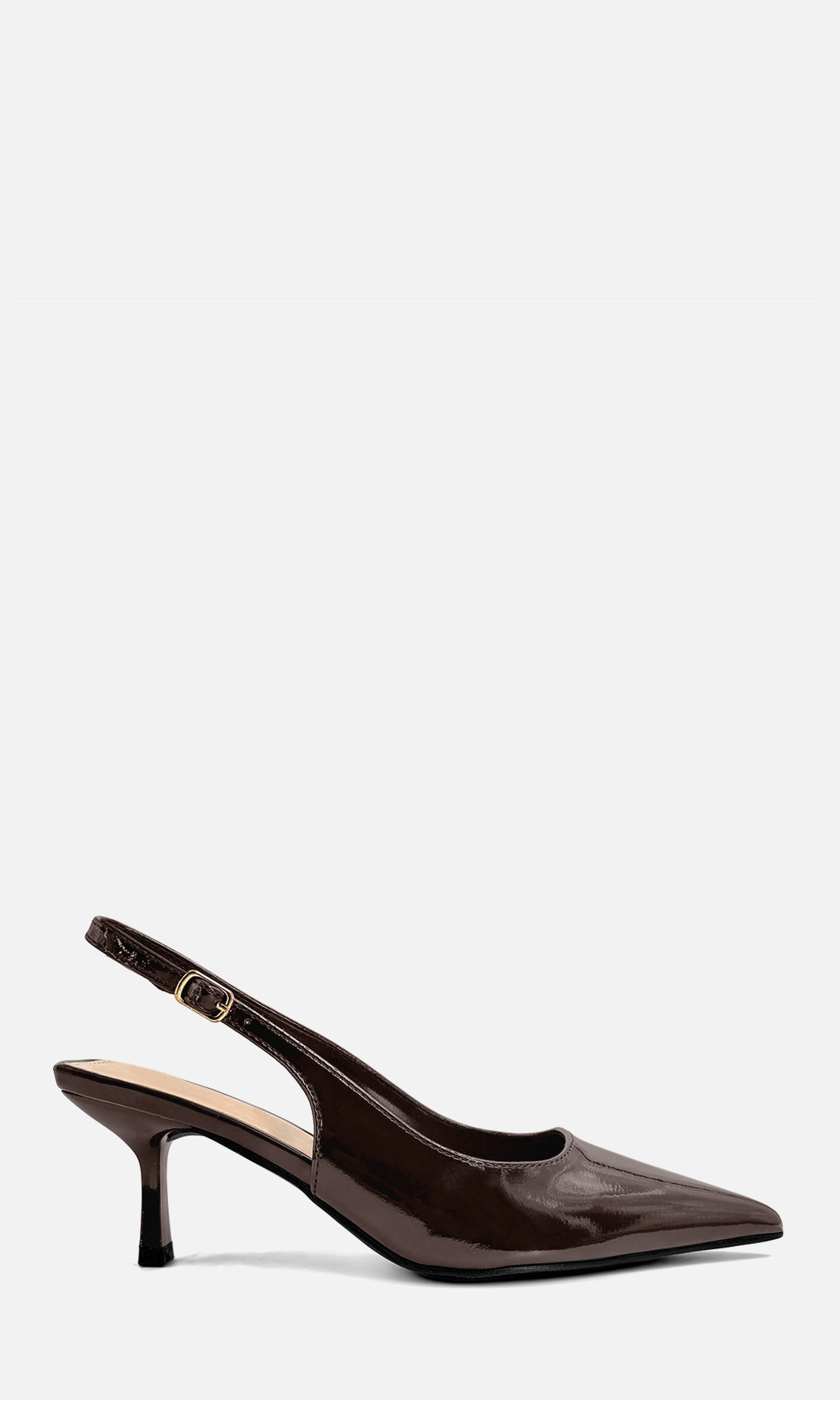 Zapatilla slingback JASMIN color café de charol para mujer con punta fina, hebilla ajustable y tacón medio de 6.5 cm