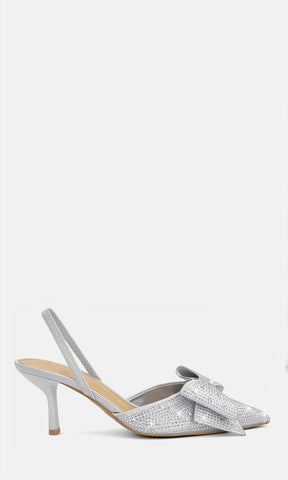 Zapatilla slingback DANNA color plata de satín con brillos, moño decorativo, punta fina y tacón de 7.5 cm para mujer