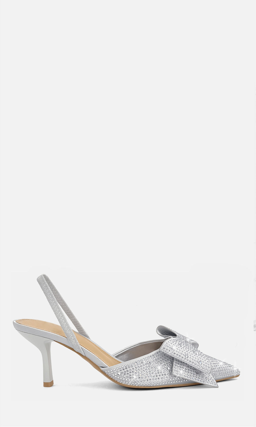 Zapatillas DANNA plata con brillos, moño y diseño slingback de punta afilada, combinadas con vestido blanco de encaje