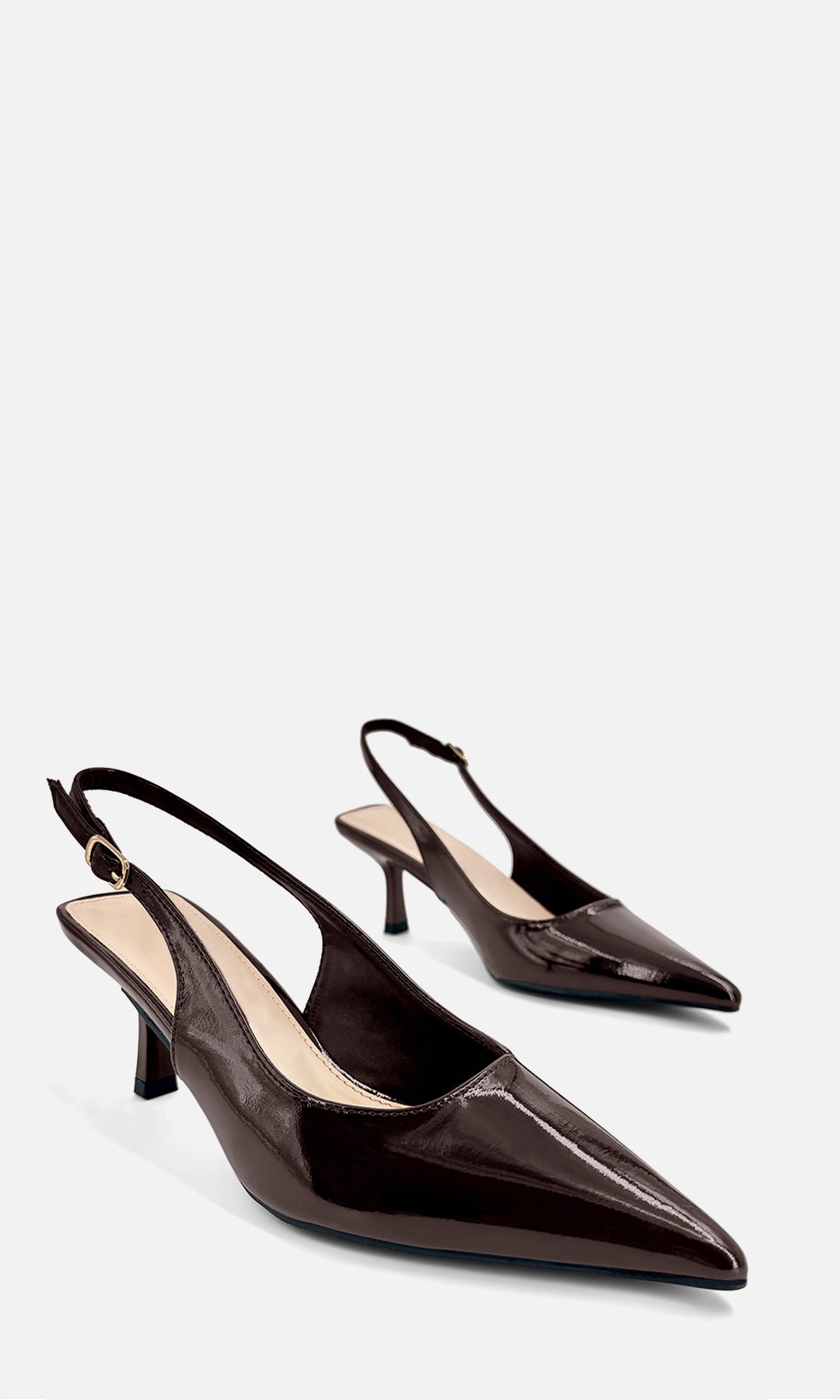 Zapatillas JASMIN color café de charol con diseño slingback, punta puntiaguda, hebilla ajustable y tacón de 6.5 cm, ideales para looks elegantes