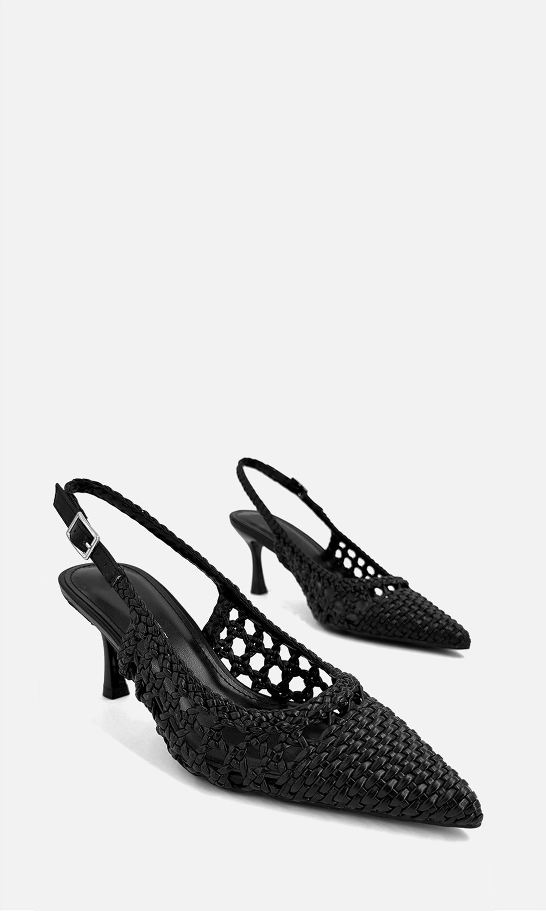 Zapatillas AURORA negras de tejido sintético trenzado con diseño slingback, punta puntiaguda, hebilla ajustable y tacón medio de 7 cm, ideales para looks elegantes