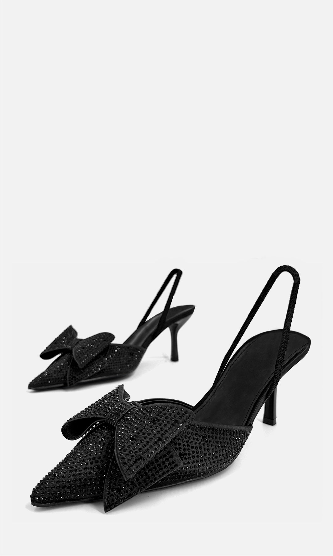 Zapatillas DANNA negras de satín con aplicación de brillos, moño XL al frente, punta puntiaguda y tacón de 7.5 cm