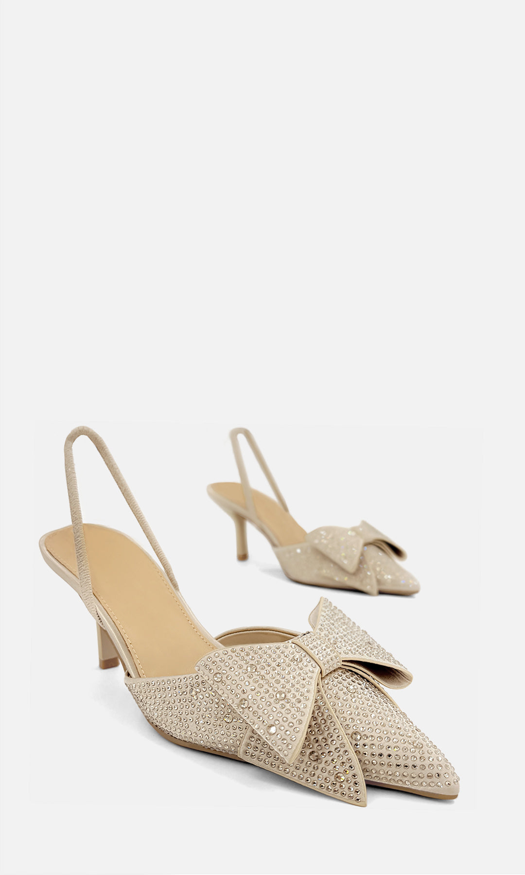 Zapatillas DANNA color nude de satín con aplicación de brillos, moño XL al frente, punta puntiaguda y tacón de 7.5 cm para eventos 