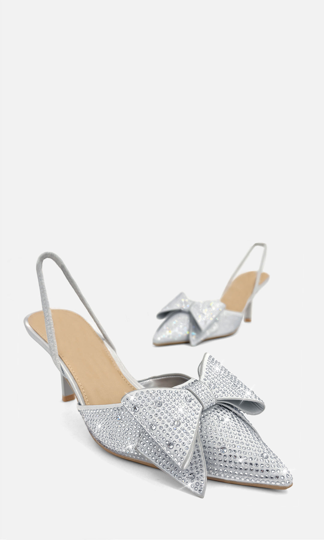 Zapatillas DANNA color plata de satín con aplicación de brillos, moño XL al frente, punta puntiaguda y tacón de 7.5 cm para ocasiones especiales