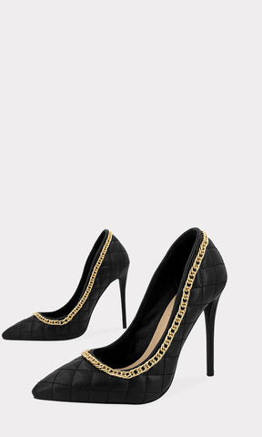 ADORE TACONES DE VINIPIEL NEGRO CON TEXTURA CAPITONADA Y CADENA DORADA EN CONTORNO  