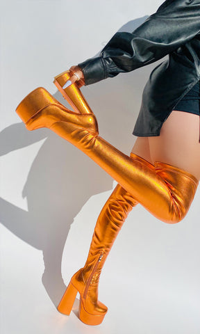 ALLOY BOTAS METALICAS COLOR NARANJA ARRIBA DE LA RODILLA PARA CREAR UN FAUX LEATHER LOOK