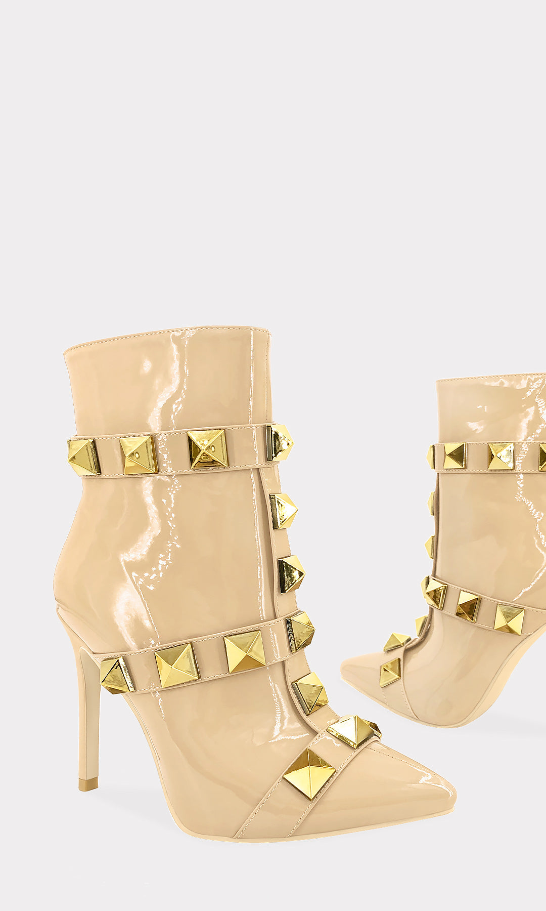 CELINE BOTAS DE MUJER COLOR NUDE CON TACHUELAS GRANDES DE COLOR DORADO 