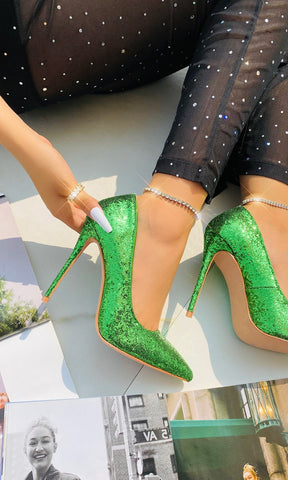 DISCO TACONES CUBIERTOS DE DIAMANTINA VERDE CON TACON DE AGUJA PARA COMBINAR CON PANTALONES TRANSPARENTES