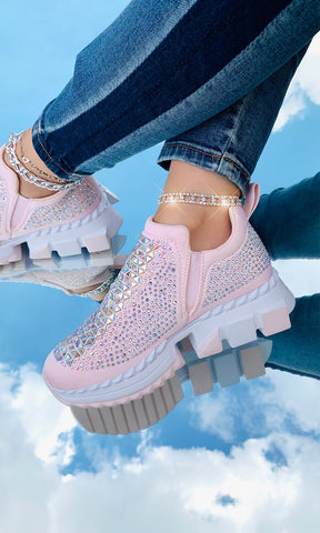 DOTTING CHICA TRENDY CON SNEAKERS DE BRILLOS PARA VERSE GLAMUROSA 