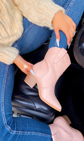 ELISEA BOTAS COWBOY COLOR BLUSH CON TACON PEQUEÑO PARA LUCIR CON SKINNY JEANS EN INVIERNO