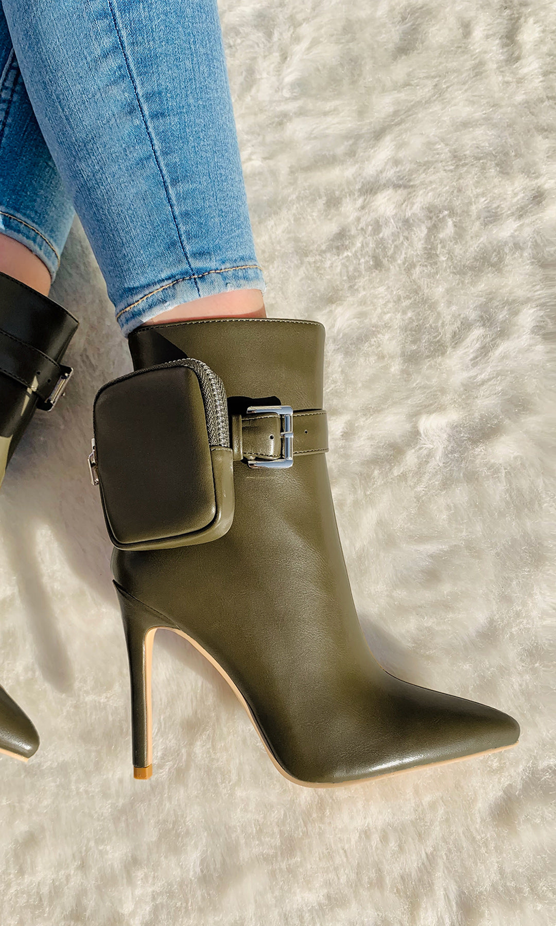 EMINENT CHICA CON BOTINES FASHION DE COLOR OLIVO QUE COMBINAN CON PANTALON DE MEZCLILLA EN TONOS CLAROS 