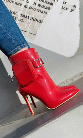 EMINENT MUJER CON BOTAS ROJAS DE MODA QUE USA CON  SKINNY JEANS 