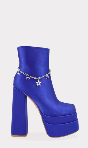 FAME BOTAS DE SATIN AZUL CON DOBLE PLATAFORMA DE 6 CM Y PULSERA PLATEADA CON DIJES DE ESTRELLA Y CORAZON