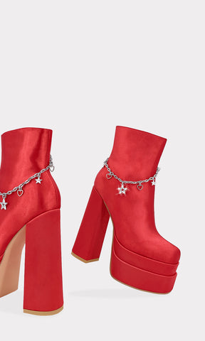 FAME PLATFORM BOOTS DE MODA CON SUELA LIGERA Y PULSERA CON DIJES DE CORAZON Y ESTRELLAS 