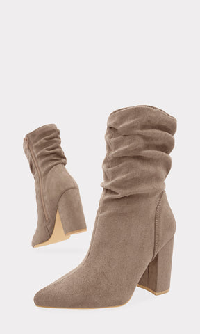 FERVENT BOTINES DE GAMUZA COLOR TAUPE Y TACON CUADRADO PARA USAR CON PANTALONES DE VESTIR 