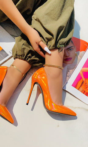 FLARE STILETTOS NARANJA CON ACABADO HOLOGRAFICO PARA LUCIR CON PANTALONES CARGO EN DIAS SOLEADOS