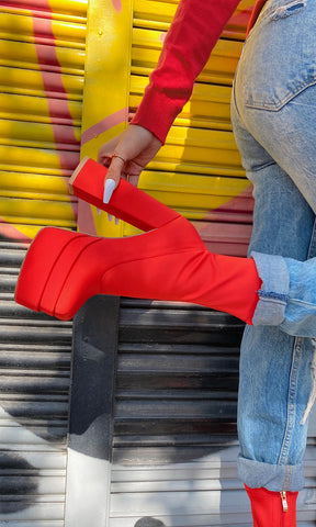 GUILT BOTAS ROJAS DE DOBLE PLATAFORMA Y TACON ACAMPANADO PARA COMBINAR CON MOM JEANS EN STREET STYLE LOOKS