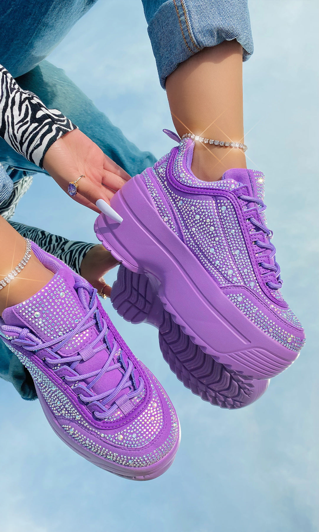 LENNOX SNEAKERS MULTITEXTURA COLOR MORADO Y BRILLOS TORNASOL PARA USAR CON JEANS DOBLADOS EN CITAS CON AMIGAS