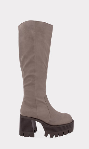 LESSER BOTAS COLOR TAUPE DE MATERIAL SUAVE Y SUELA CON ACABADO TIPO MADERA