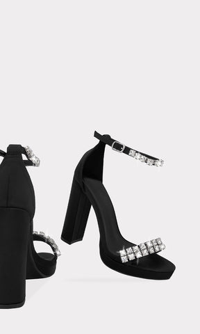 MELISSA TACONES DE SATIN COLOR NEGRO Y STRAP GRUESO ARRIBA DE LOS DEDOS 