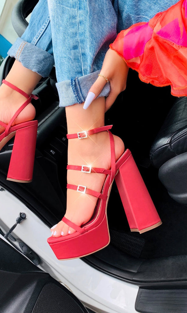 MONIQUE TACONES TIPO VERSACE CON PLATAFORMA DE SATIN ROJO PARA LUCIR CON MOM JEANS DOBLADOS EN DIAS CASUALES