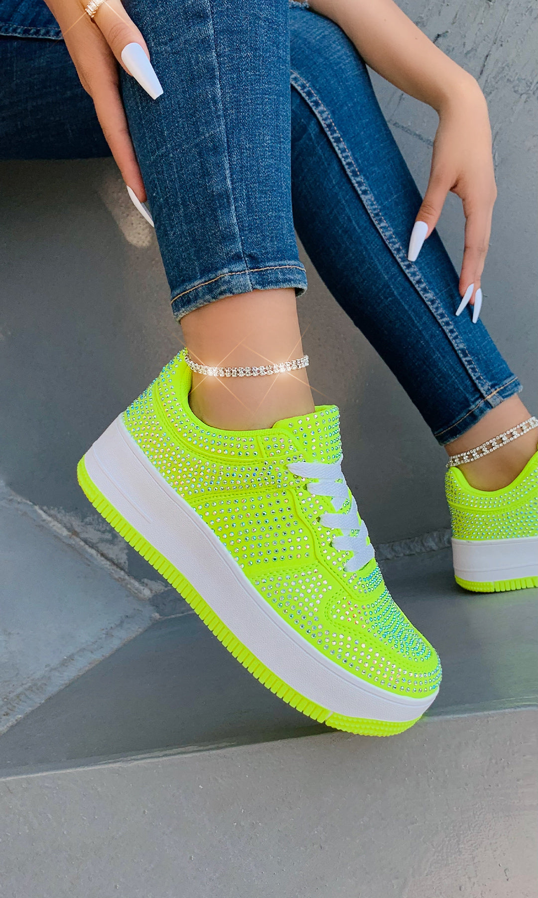 MOVES SNEAKERS COMODOS DE COLOR AMARILLO NEON PARA LUCIR EN LA CALLE CON SKINNY JEANS 