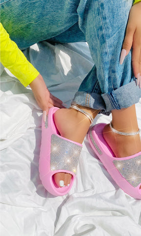 PARTY SANDALIAS ROSAS CON PUNTA ABIERTA Y DETALLES DE BRILLOS IRIDISCENTES PARA COMBINAR CON MOM JEANS DOBLADOS