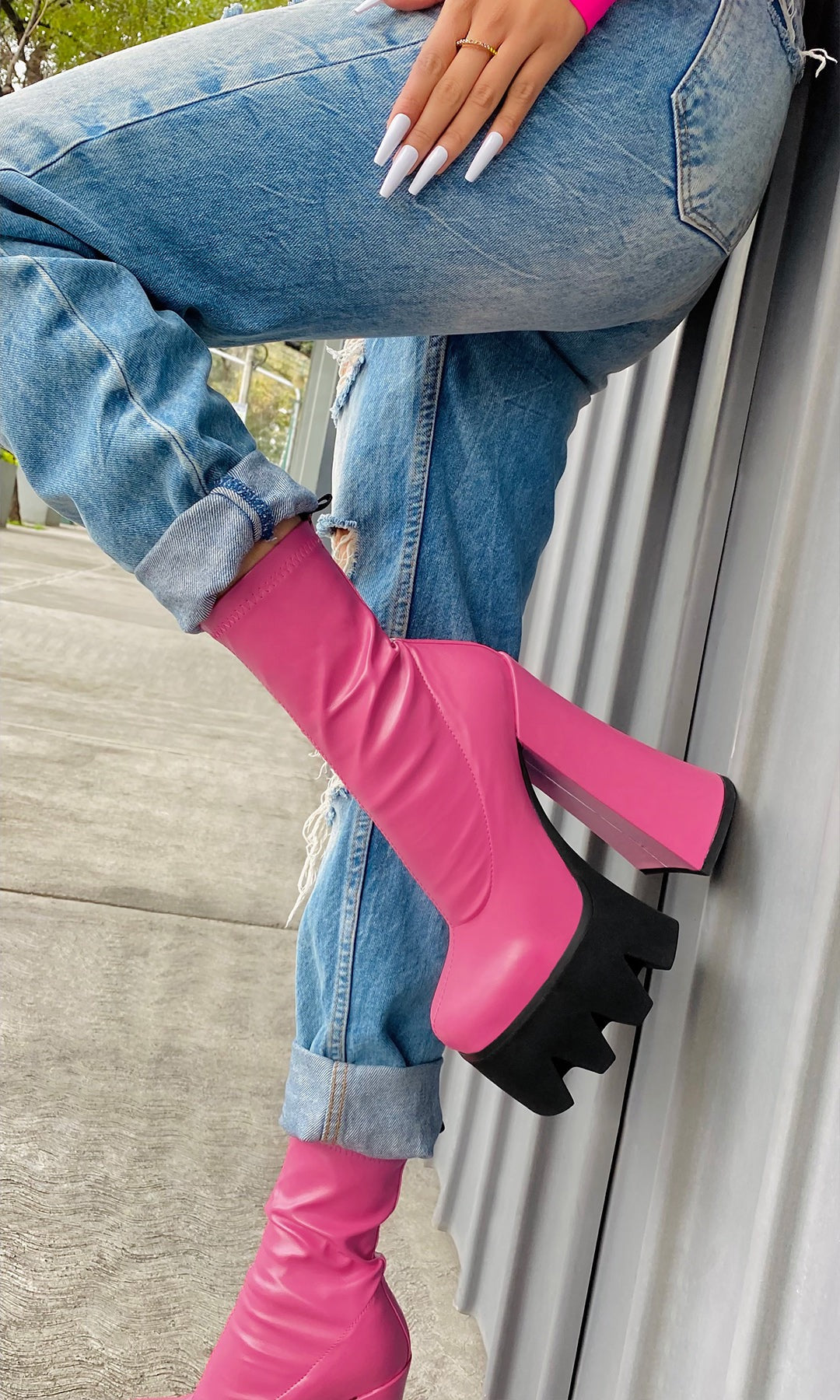PUNK BOTINES PEGADOS DE METER COLOR ROSA Y PLATAFORMA DENTADA PARA LUCIR CON MOM JEANS RASGADOS 