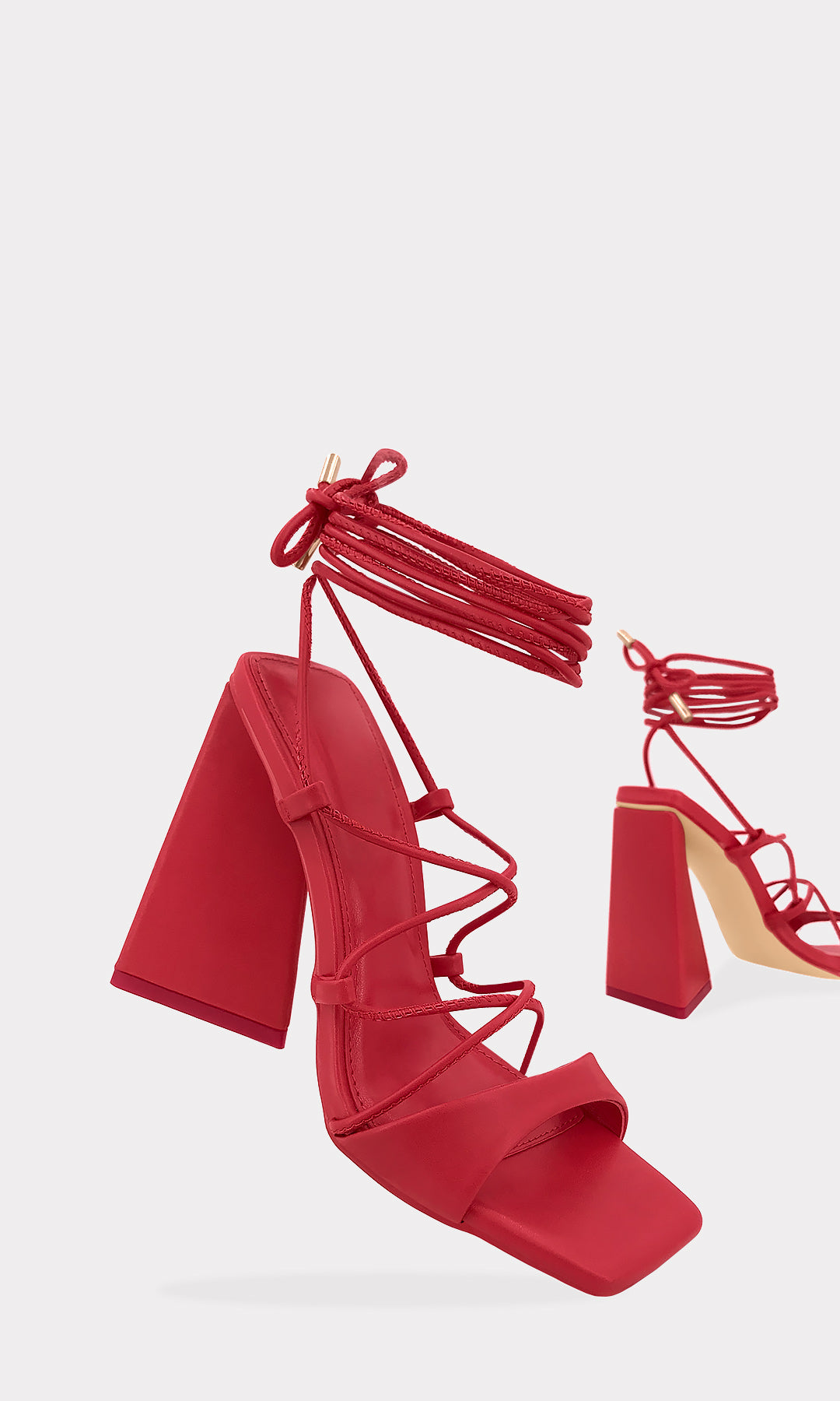 RESORT HEELS ROJOS CON CINTAS DELGADAS CRUZADAS EN EMPEINE PARA LUCIR CON MINI FALDAS  