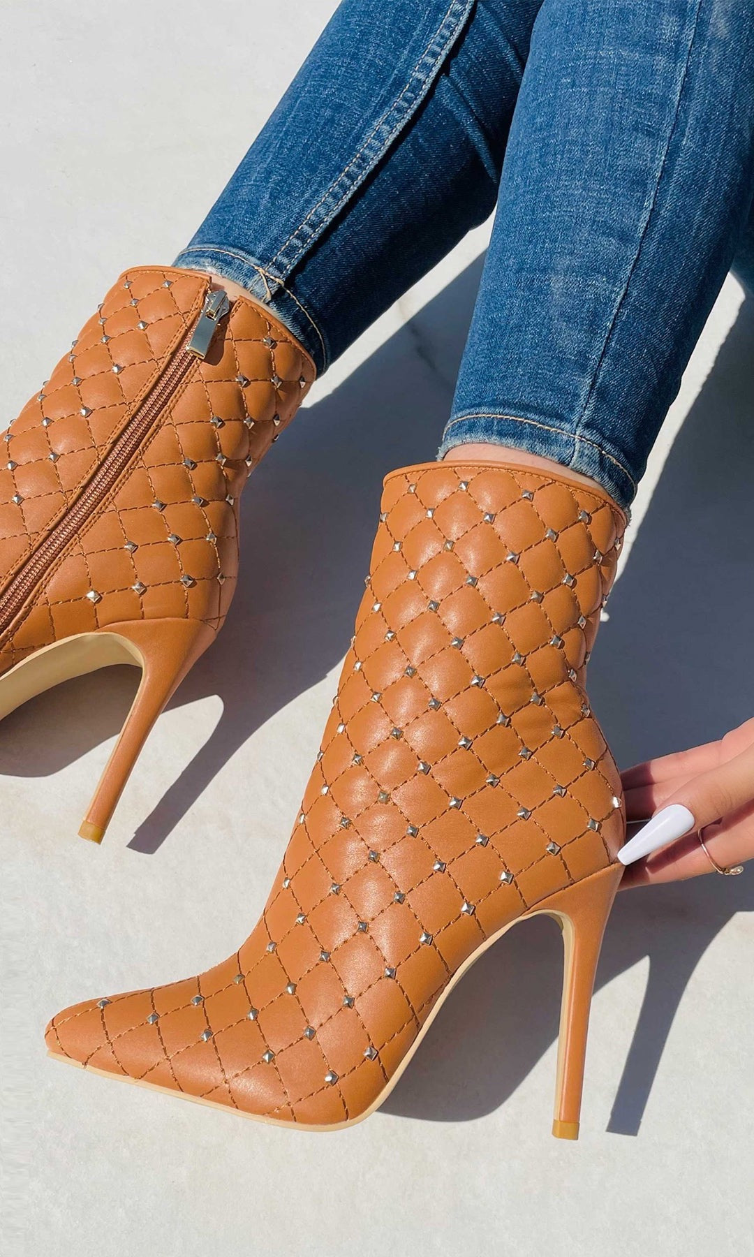 SCARLETT BOTA DE TACON DELGADO COLOR CAMEL PARA COMBINAR CON JEANS DE MEZCLILLA EN DIAS SOLEADOS 