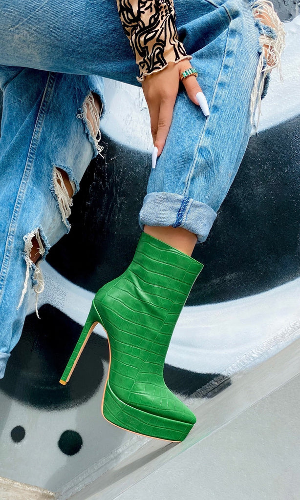 SINNER BOTAS VERDES CON TEXTURA CROC Y TACON DE AGUJA PARA LUCIR MOM JEANS RASGADOS EN STREET STYLE LOOKS 