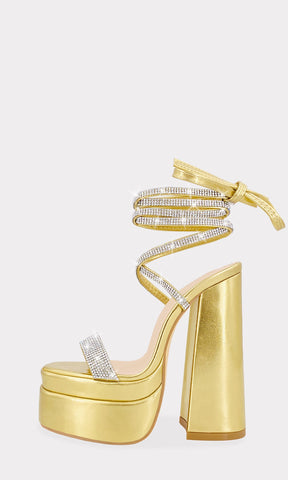 SLAY TACONES DE CHAROL DORADO CON PUNTA ABIERTA Y BRILLOS TORNASOL EN STRAP ARRIBA DE LOS DEDOS