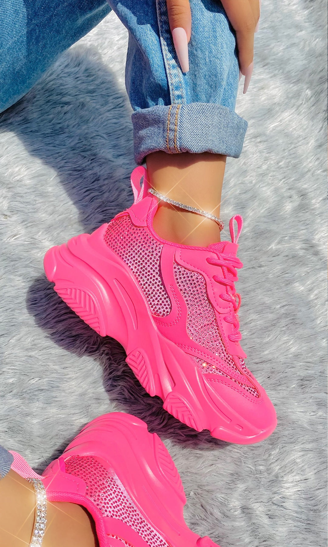 STOPPER TENIS DE MODA COLOR ROSA NEON Y BRILLOS DEL MISMO COLOR PARA USAR MOM JEANS DOBLADOS 