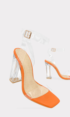 TULUM HEELS DE MODA NARANJAS CON TACON COMODO DE ACRILICO TRANSPARENTE Y HEBILLA METALICA EN STRAP TOBILLERO