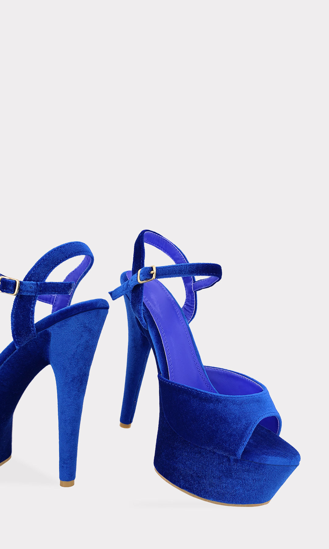 VOGUISH TACONES DE VELVET AZUL CON STRAP SEMI ANCHO EN PUNTA Y CORREA TOBILLERA PARA MUJER